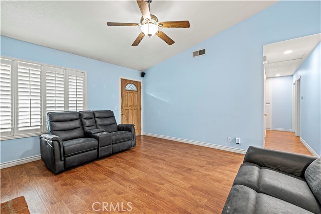 21742 Grovepark Drive, Saugus CA: https://media.crmls.org/medias/02458990-96f0-484d-97cd-a11b2e0654cc.jpg