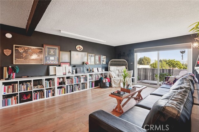 Detail Gallery Image 4 of 19 For 5460 White Oak #C315,  Encino,  CA 91316 - 2 Beds | 2 Baths