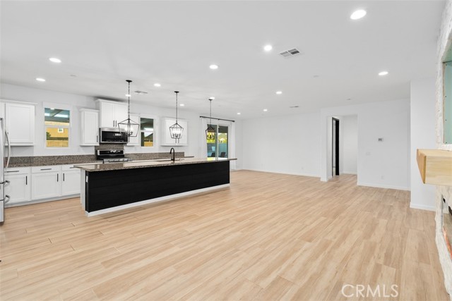 Detail Gallery Image 8 of 41 For 29120 Tanoak, Lake Elsinore,  CA 92530 - 4 Beds | 2/1 Baths