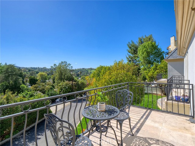 Detail Gallery Image 5 of 60 For 4862 Galendo St, Woodland Hills,  CA 91364 - 6 Beds | 6 Baths