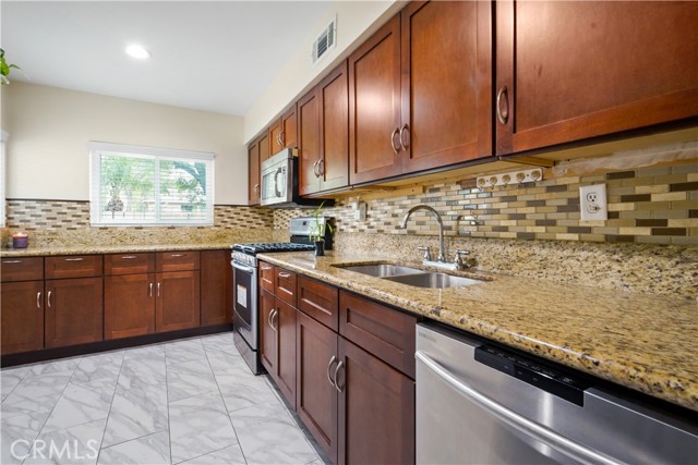 Detail Gallery Image 15 of 47 For 8111 Canby Ave #1,  Reseda,  CA 91335 - 4 Beds | 2/1 Baths