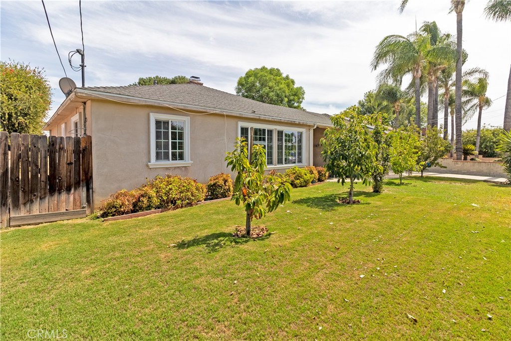 8546 Woodley Ave