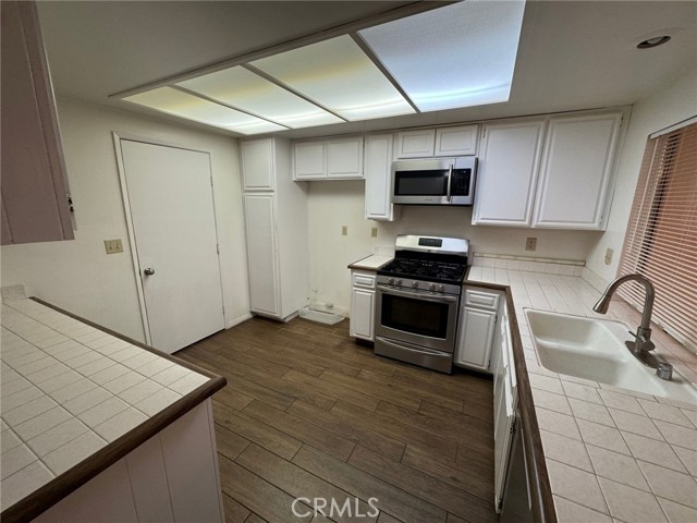 Detail Gallery Image 6 of 19 For 1885 Silver Oak Way, Hemet,  CA 92545 - 3 Beds | 2 Baths