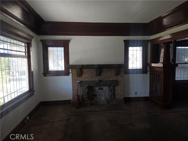 Detail Gallery Image 3 of 16 For 555 W 43rd, Los Angeles,  CA 90037 - – Beds | – Baths