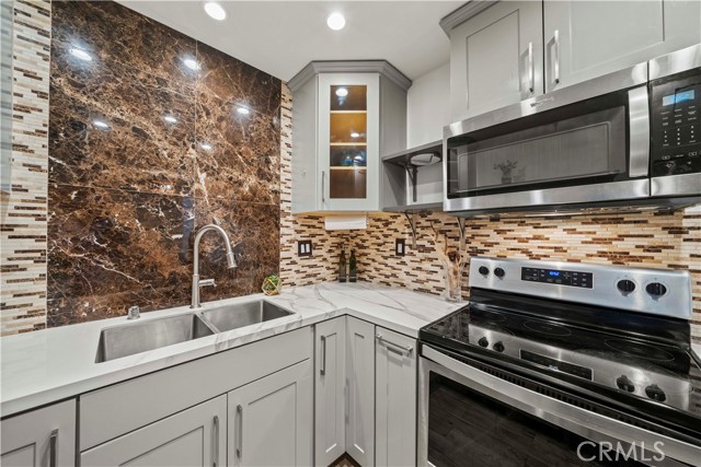 Detail Gallery Image 8 of 27 For 5215 Balboa Bld #203,  Encino,  CA 91316 - 2 Beds | 2 Baths