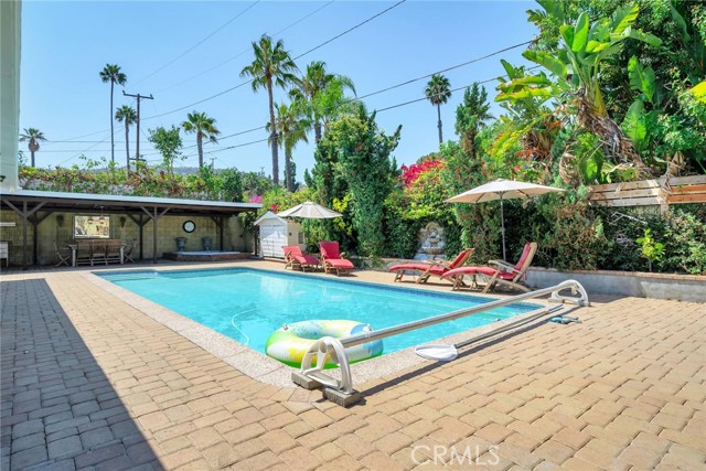 Another view of the backyard.  See the fountain on the back wall?