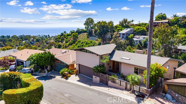 Detail Gallery Image 3 of 36 For 967 Meadowlark Ln, Laguna Beach,  CA 92651 - 3 Beds | 3/1 Baths