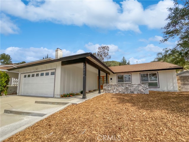 Detail Gallery Image 2 of 24 For 28906 Gladiolus Dr, Canyon Country,  CA 91387 - 3 Beds | 2 Baths