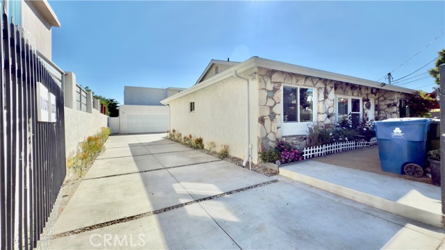 11125 Glenoaks Boulevard, Pacoima CA: https://media.crmls.org/medias/0259870e-bef0-4552-93c4-3960341e3129.jpg