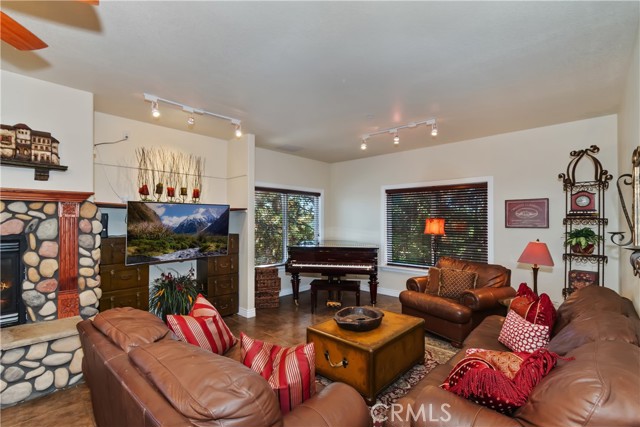 Detail Gallery Image 5 of 45 For 26589 Amador, Lake Arrowhead,  CA 92352 - 4 Beds | 3 Baths