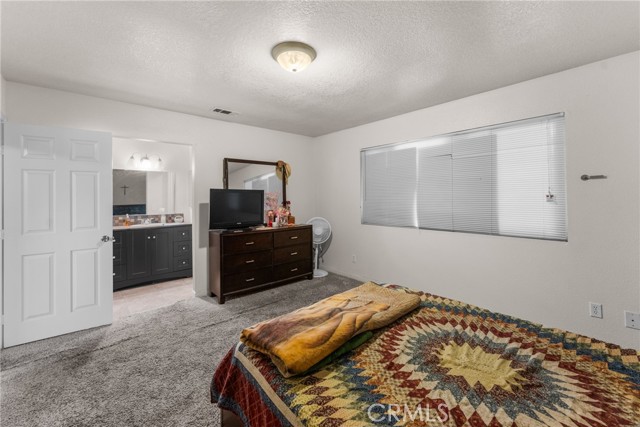 15419 Wichita Road, Apple Valley CA: https://media.crmls.org/medias/025a2a41-f25b-4565-814c-e73cdbd9c657.jpg