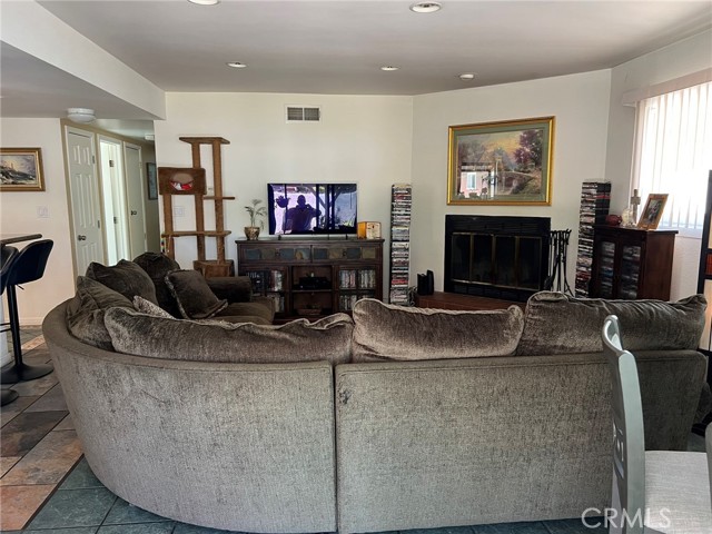 Detail Gallery Image 5 of 18 For 20323 Kinzie St, Chatsworth,  CA 91311 - 4 Beds | 3 Baths