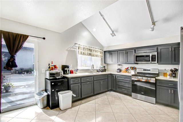 Detail Gallery Image 4 of 20 For 723 Anthirium, Perris,  CA 92571 - 5 Beds | 4 Baths