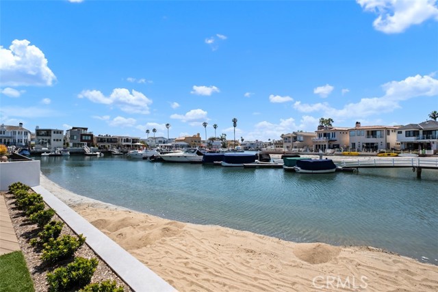 20 Balboa Coves, Newport Beach CA: https://media.crmls.org/medias/025ce233-f342-4c66-860e-be389564dd88.jpg