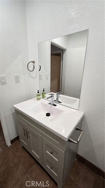 Detail Gallery Image 9 of 14 For 5803 Troost Ave, North Hollywood,  CA 91601 - 3 Beds | 1 Baths