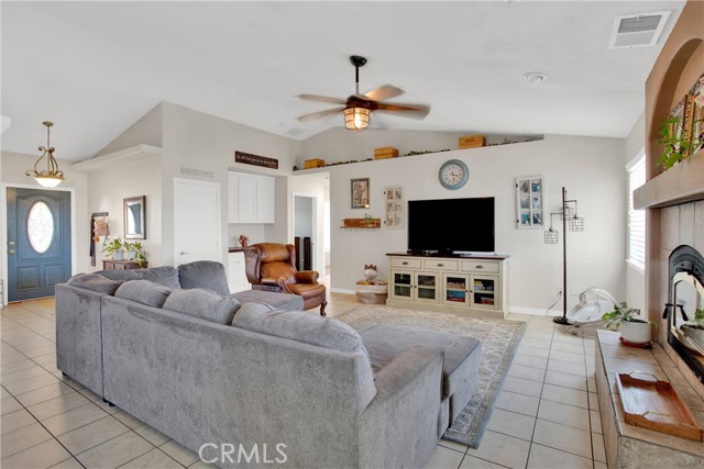 7330 Smoke Tree Road, Phelan CA: https://media.crmls.org/medias/02618425-9500-4cea-b6e4-14881b27368f.jpg