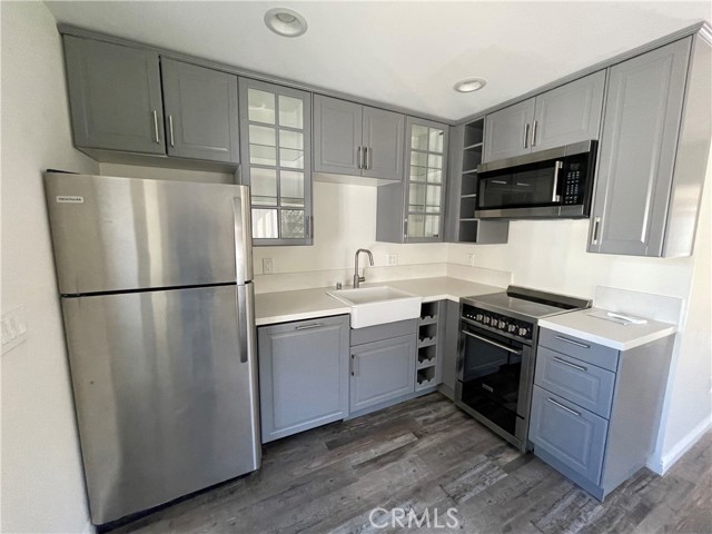 Detail Gallery Image 4 of 14 For 22018 Martinez St, Woodland Hills,  CA 91364 - 1 Beds | 1 Baths