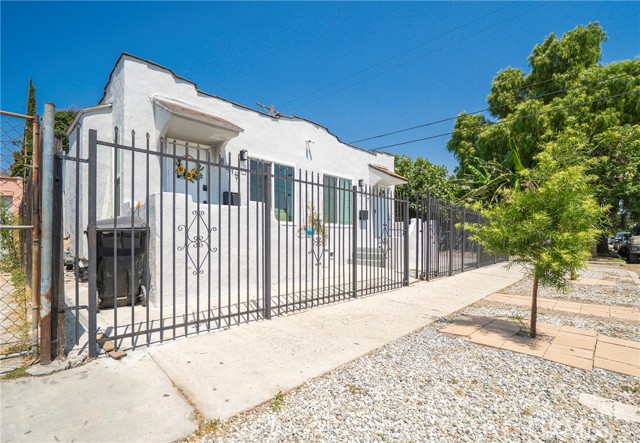 8217 Towne Avenue, Los Angeles CA: https://media.crmls.org/medias/0263dc14-1032-4585-bc77-58cd9ef8d48d.jpg