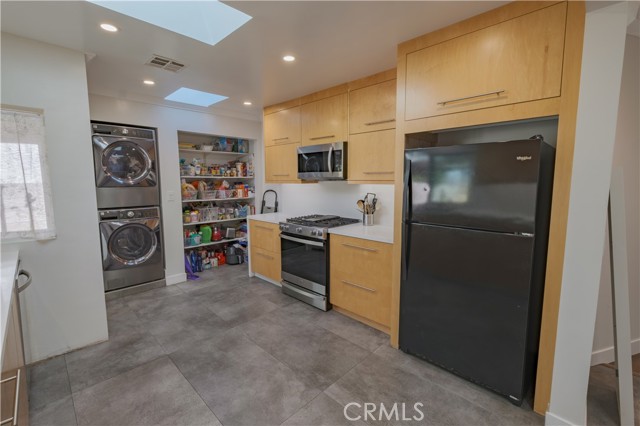 Detail Gallery Image 12 of 49 For 6641 Gerald Ave, Van Nuys,  CA 91406 - 4 Beds | 2 Baths