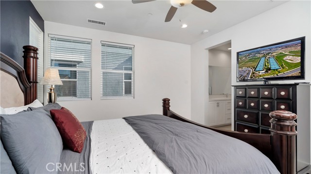 125 Allusion, Irvine CA: https://media.crmls.org/medias/02673dcd-8cea-48ba-a858-fb7f193e6f44.jpg