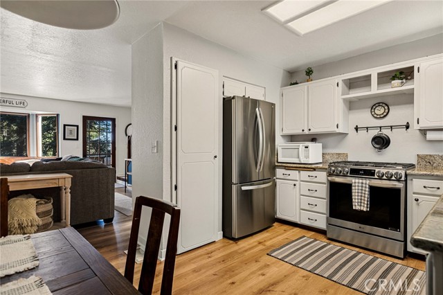 Detail Gallery Image 9 of 26 For 583 W Victoria Ct, Lake Arrowhead,  CA 92352 - 3 Beds | 2 Baths