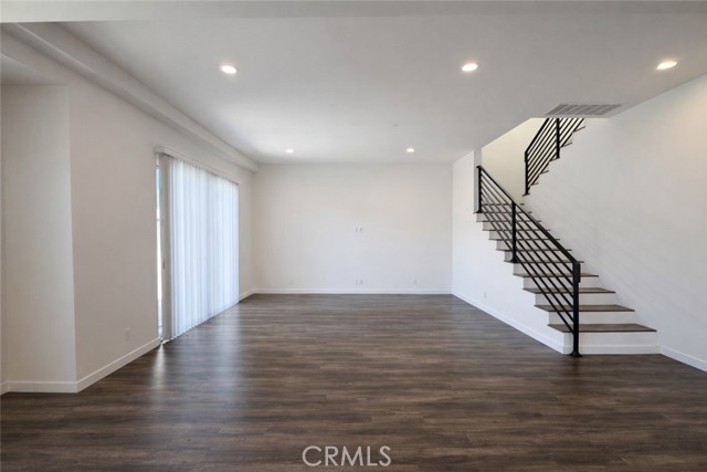 Detail Gallery Image 5 of 19 For 7105 N Dylan Ct, Reseda,  CA 91335 - 4 Beds | 3 Baths