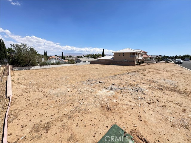 13145 Autumn Leaves Avenue, Victorville CA: https://media.crmls.org/medias/02683e2c-d167-4e8c-be71-1faffa87bec5.jpg