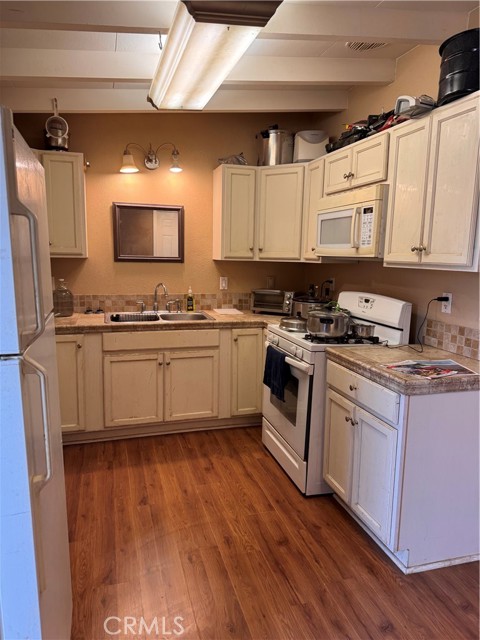 Detail Gallery Image 5 of 7 For 7454 Acoma, Yucca Valley,  CA 92284 - 2 Beds | 1 Baths