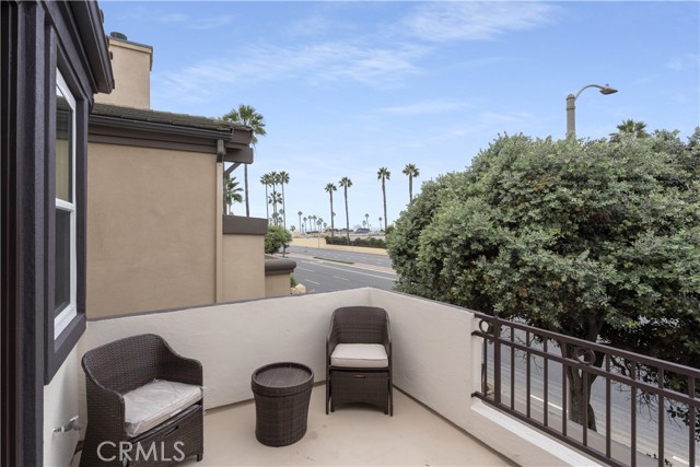 Detail Gallery Image 15 of 49 For 214 Goldenwest St, Huntington Beach,  CA 92648 - 3 Beds | 3/1 Baths