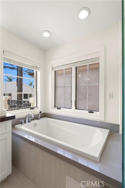Detail Gallery Image 14 of 31 For 606 1/2 Marigold Ave, Corona Del Mar,  CA 92625 - 2 Beds | 2/1 Baths