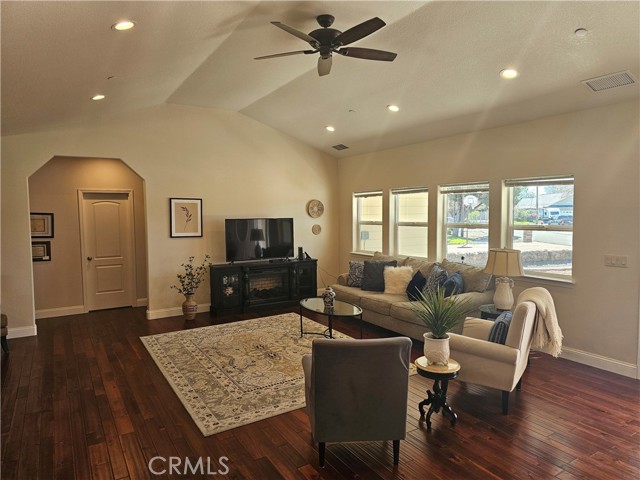 Detail Gallery Image 5 of 34 For 19240 Meadow Ct, Hidden Valley Lake,  CA 95467 - 3 Beds | 2 Baths