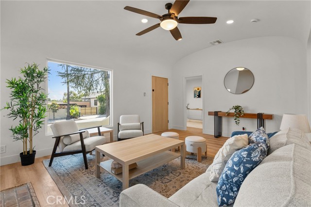310 S Bel Aire Drive, Burbank CA: https://media.crmls.org/medias/0275eb52-c4f7-44ce-9dd8-ebf7bea86a3c.jpg