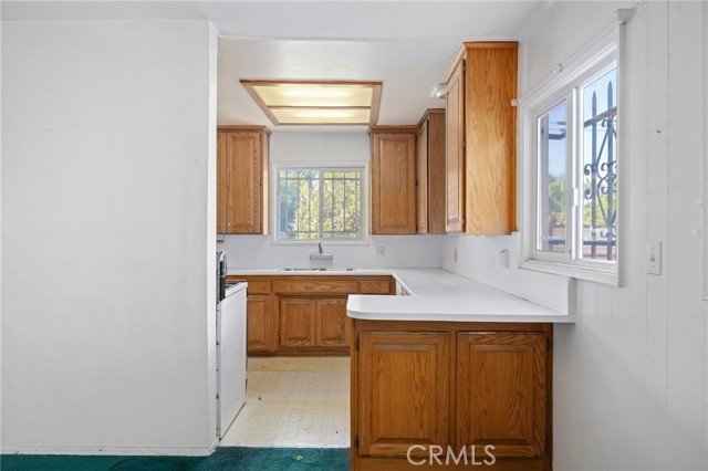 Detail Gallery Image 7 of 22 For 10342 Haskell Ave, Granada Hills,  CA 91344 - 3 Beds | 2 Baths