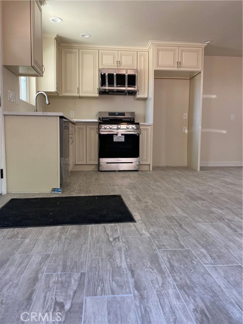 Image 6 of 7 For 1727 W Santa Ana