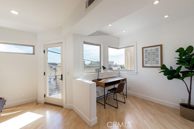 Detail Gallery Image 11 of 42 For 223 Seaview St, Manhattan Beach,  CA 90266 - 3 Beds | 3/1 Baths