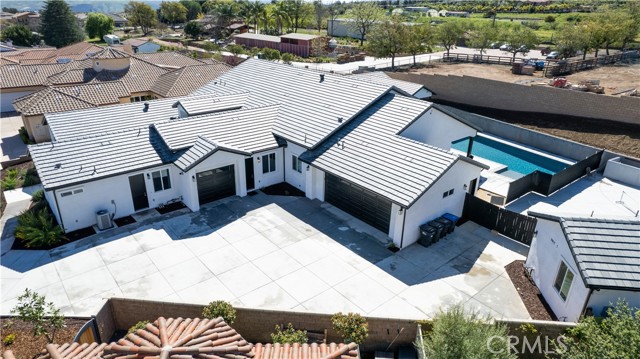 1204 Arbenz Circle, Corona CA: https://media.crmls.org/medias/027e75f7-5ee7-4564-91ca-30edf70d91e7.jpg