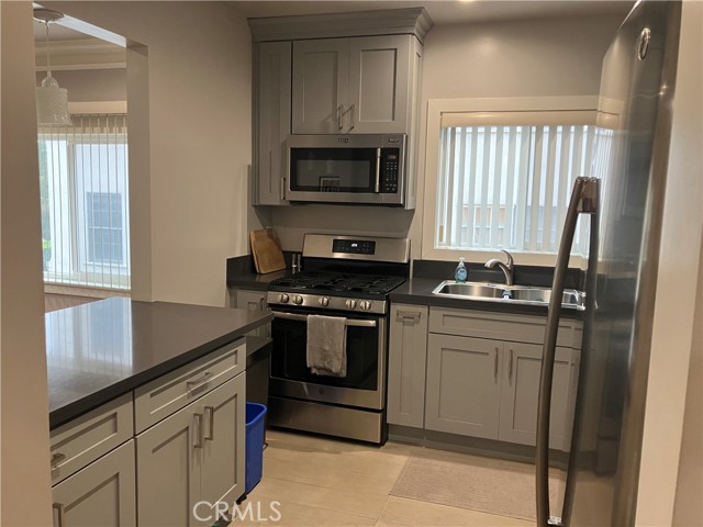 Detail Gallery Image 4 of 12 For 2059 N Vermont, Los Angeles,  CA 90027 - 2 Beds | 2 Baths