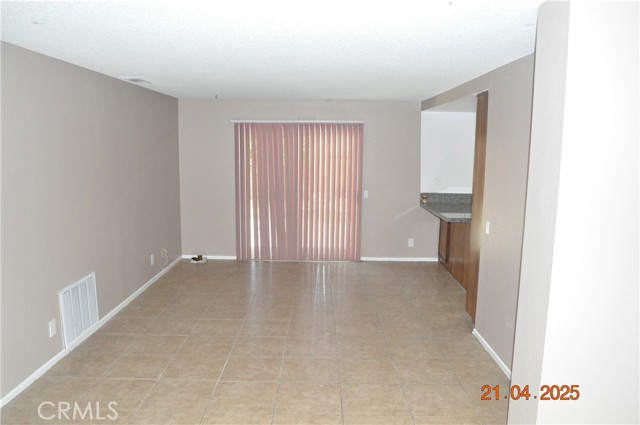 15063 Dakota Street, Victorville CA: https://media.crmls.org/medias/027f8c12-081e-44cd-b6e5-7ad7a8e2f7a7.jpg