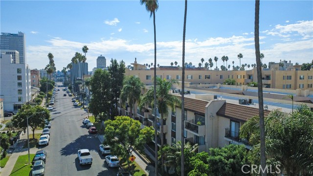 433 S Manhattan, Los Angeles CA: https://media.crmls.org/medias/0282dd5d-6c91-4ed3-b839-bc7b03c0569a.jpg
