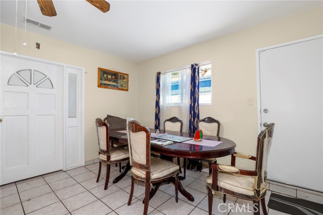 7545 White Oak Avenue, Reseda CA: https://media.crmls.org/medias/02847309-00d4-4bb0-af7f-971a3321fc59.jpg