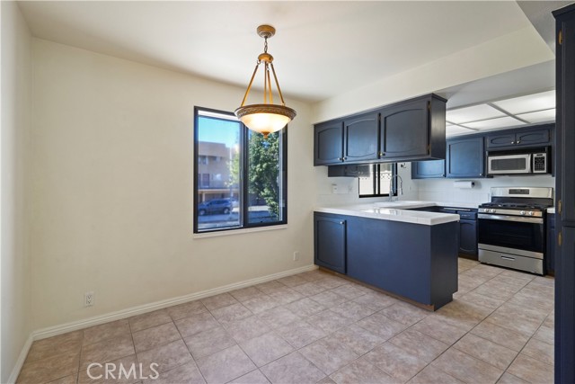 Detail Gallery Image 17 of 47 For 19451 Sherman Way #301,  Reseda,  CA 91335 - 3 Beds | 2/1 Baths