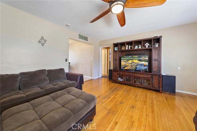 1992 Raymond Avenue, Signal Hill CA: https://media.crmls.org/medias/02861b22-87fe-4366-9601-6082e4ad1a8a.jpg