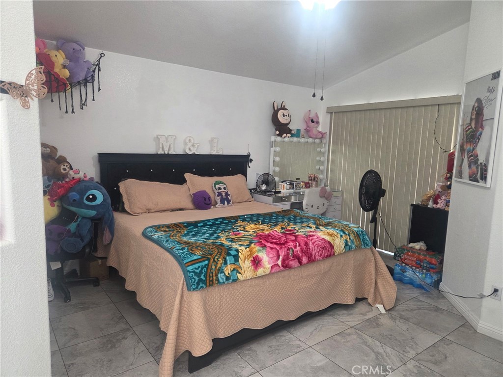 https://media.crmls.org/medias/028b43a9-3144-4092-b4c6-ac6a5ee9e39e.jpg?preset=X-Large