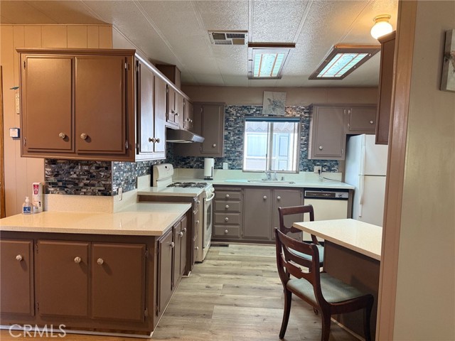 1045 N Azusa Ave, Covina CA: https://media.crmls.org/medias/028ba11d-46dc-467b-8dd0-ef6639ae0675.jpg