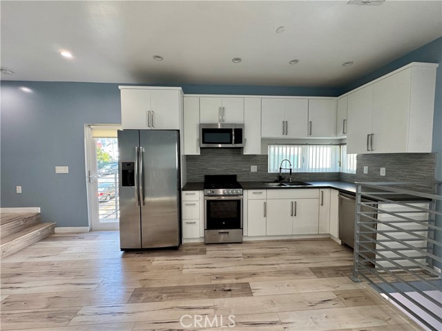 Detail Gallery Image 4 of 13 For 1804 1/2 N Serrano Ave, Los Angeles,  CA 90027 - 2 Beds | 1 Baths