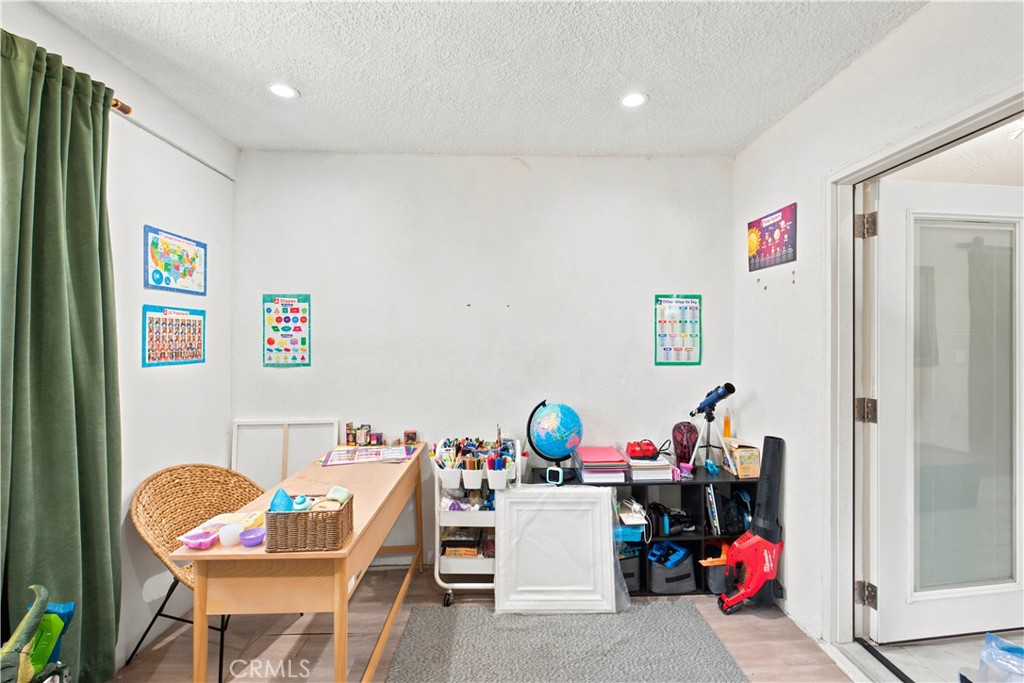 https://media.crmls.org/medias/029030a3-9829-49d1-ac23-36176f98743e.jpg?preset=X-Large