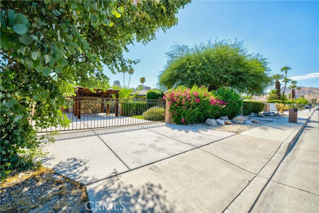 Detail Gallery Image 2 of 30 For 642 S Mountain View Dr, Palm Springs,  CA 92264 - 4 Beds | 3 Baths