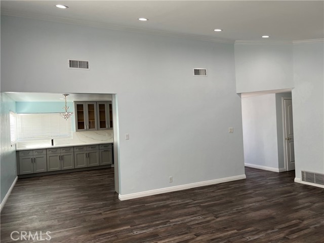 Detail Gallery Image 17 of 42 For 18614 Liggett St, Northridge,  CA 91324 - 5 Beds | 3/1 Baths