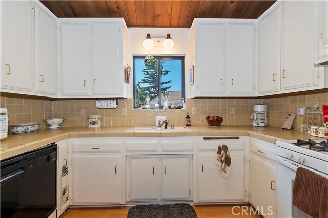 Detail Gallery Image 8 of 33 For 763 E Victoria Ct, Lake Arrowhead,  CA 92352 - 4 Beds | 2/1 Baths