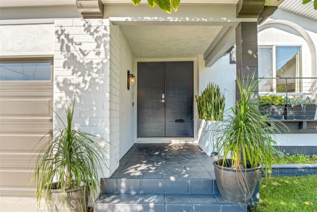 Detail Gallery Image 2 of 32 For 8167 Dartmoor Drive, Huntington Beach,  CA 92646 - 4 Beds | 2/1 Baths